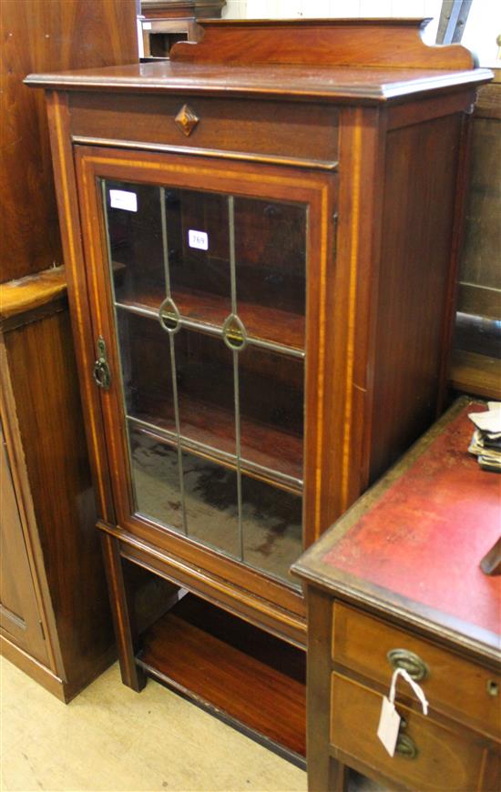 Edwardian mahogany display cabinet(-)